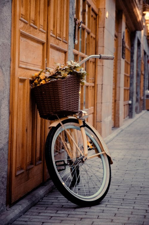 panier velo sur velo vintage dans ruelle ensoleille