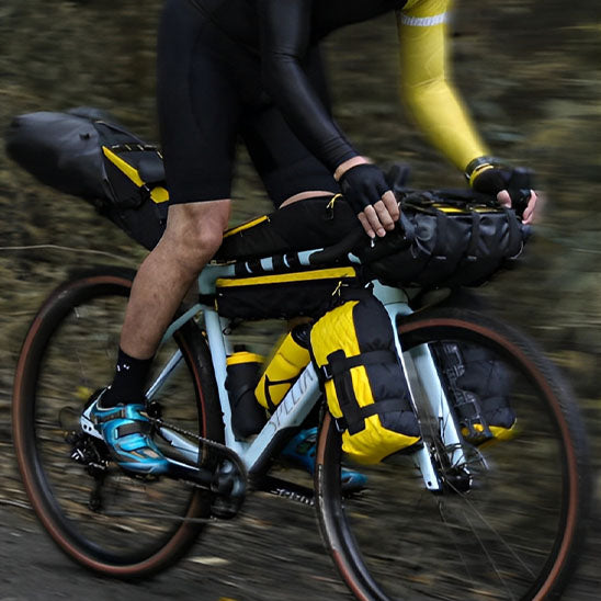 Cycliste allant a toute vitesse sur velo route avec sacoche velo sur fourches et cadres