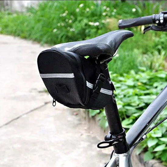 arriere de velo avec sacoche de selle dans parc ensoleille