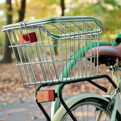 cycliste avec panier velo en ville parc
