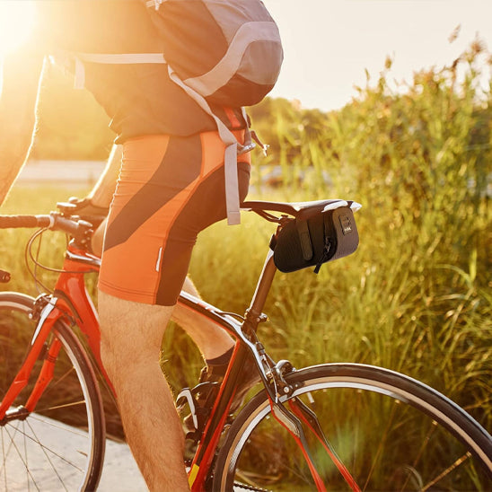 cycliste coucher soleil campagne avec sacoche de selle
