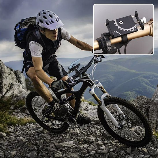 cycliste avec casque et sac a dos sur velo tout terrain en montagne rocheuse avec mobile sur porte telephone pour velo