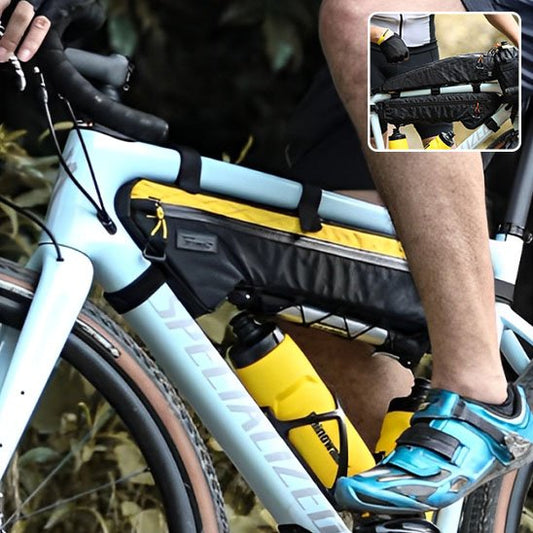 cycliste sur velo avec gourdes et sacoche cadre superieur velo