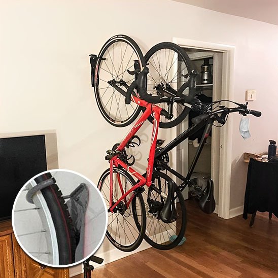 deux velo suspendu verticalement aligner par support velo incluant guide alignement eliminant balancement velo