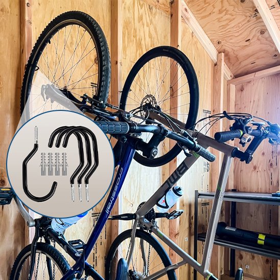 deux velos dans etablie suspendu au mur par roue avant avec support velo mural