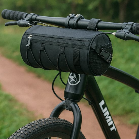 devant de velo avec sac velo cylindrique noir sur guidon cadre