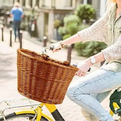 femme sur bicyclette panier velo rotin brun pale marron ville promenade velo