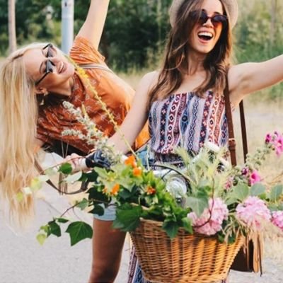 filles avec fleurs panier velo rotin brun maron promenade bicyclette