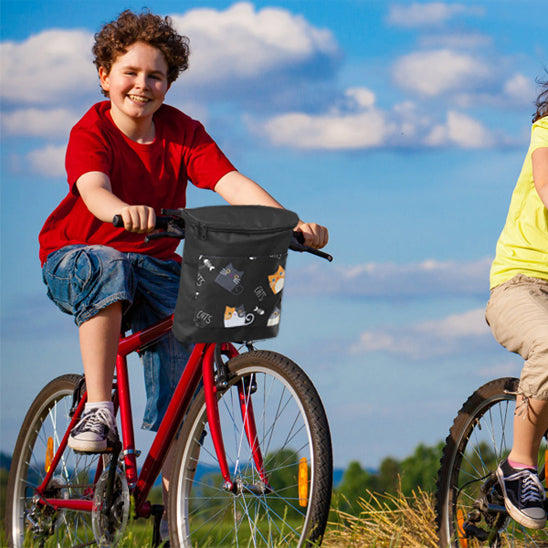 garcon a velo en campagne avec sacoche velo guidon grande capacite noire motifs chats