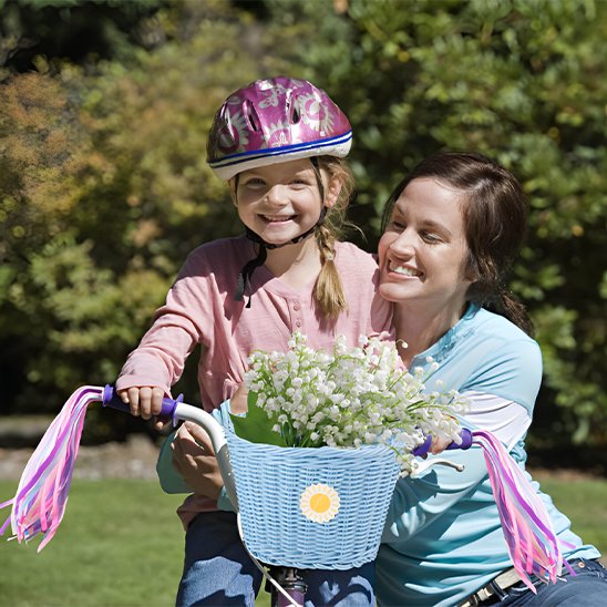 mère près de fillette sur vélo avec ensemble panier à vélo bleu