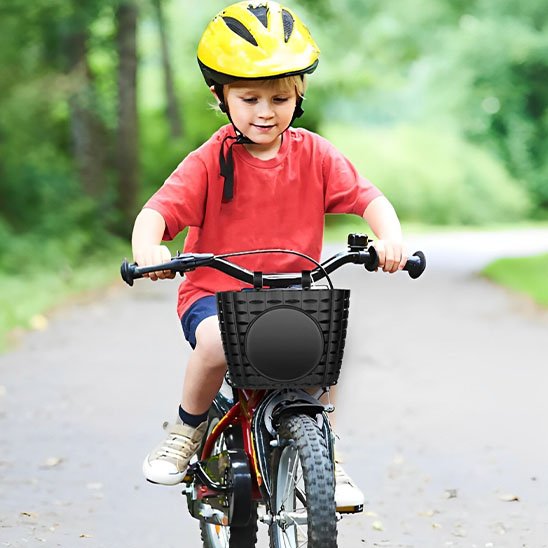 petit garcon sur bicyclette avec panier avant velo en plastique noir personnalisable