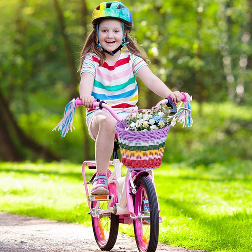 petite fille sur velo avec panier velo tresse mini arc en ciel