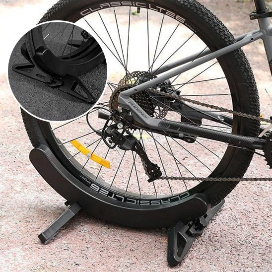 roue arriere velo dans support velo sol exterieur noir