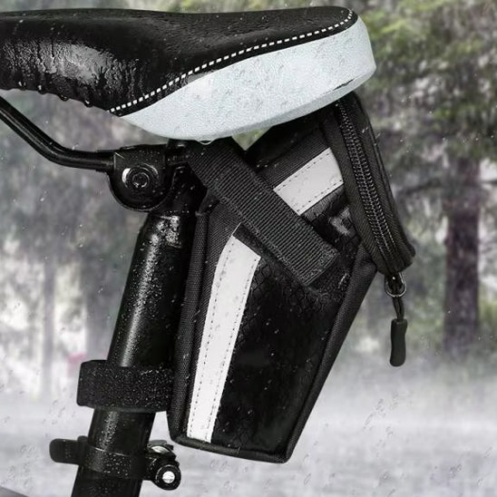 sacoche de selle arriere sur velo sous pluie dans parc