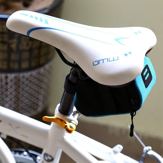 sacoche de selle bleue noire sous selle blanche velo blanc