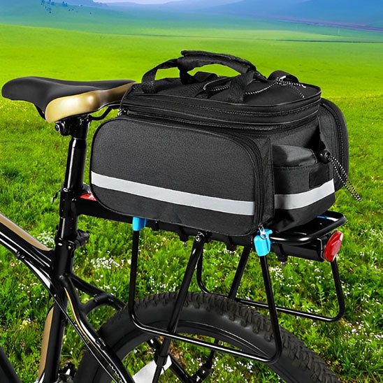 sacoche porte bagage velo sur bicyclette dans champ avec collines