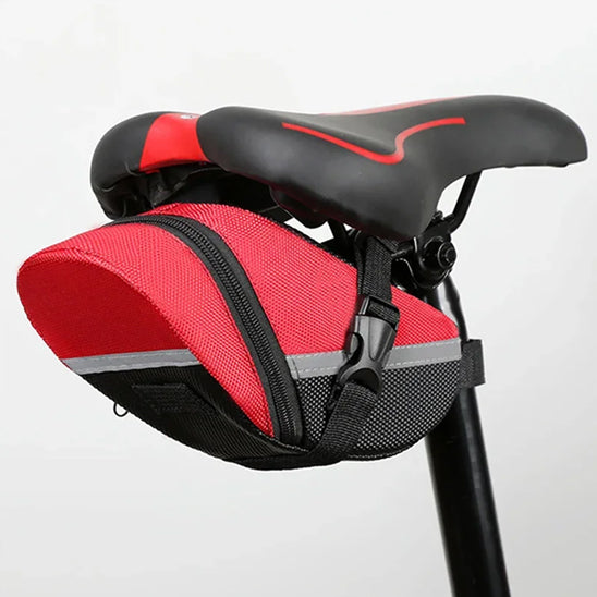 sacoche de selle rouge et noir rigide derriere selle de velo