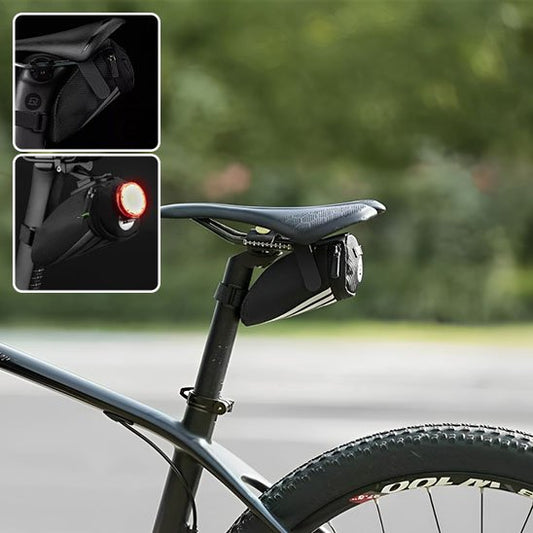 sacoche de selle sur siege velo noir devant verdure