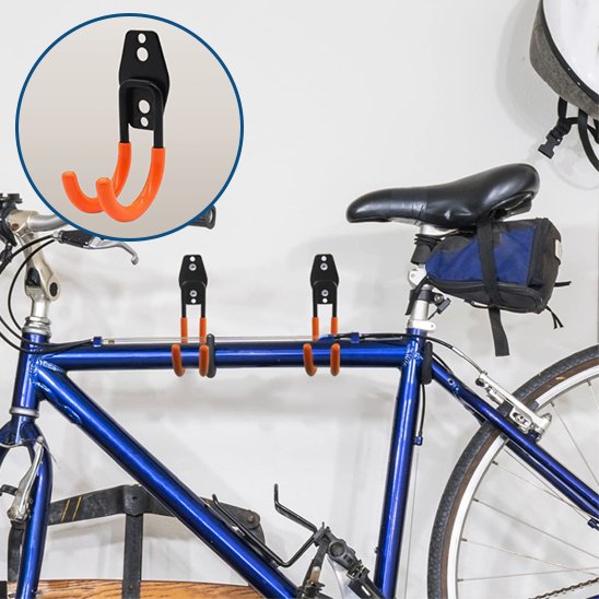 velo bleu suspendu interieur horizontalement par crochets support velo mural