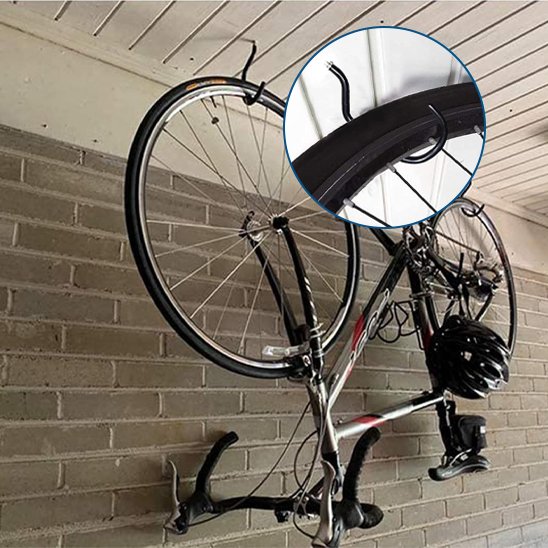 velo de course suspendu a l envers par les roues sous balcon avec support velo mural pour chaque roue