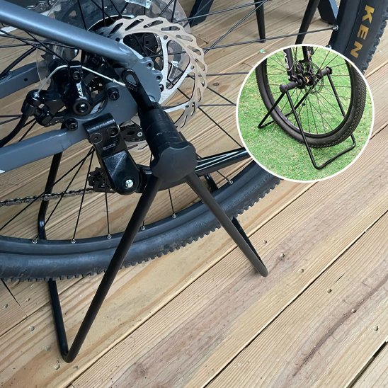 velo freins a disques retenu par support velo rack a velo atelier entretien sur plancher bois interieur