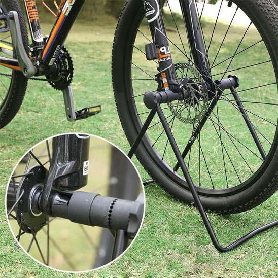 velo noir et orange sur support velo noir rack a velo pour entretien reparation exterieur sur gazon