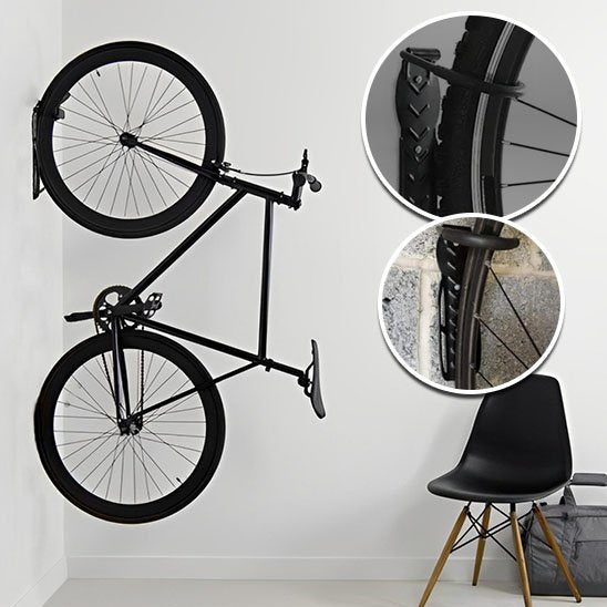 velo noir suspendu verticalement sur mur blanc par support velo incluant tige pour aligner et proteger surface mur et roue velo