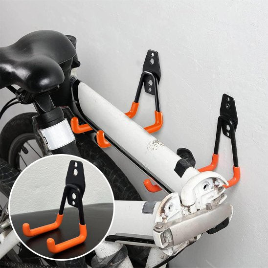 velo pliable suspendu sur mur blanc par crochets avec protection caoutchouc support velo mural