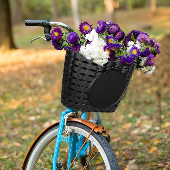 velo pour enfant bleu avec fleurs violettes et blanches dans panier avant velo