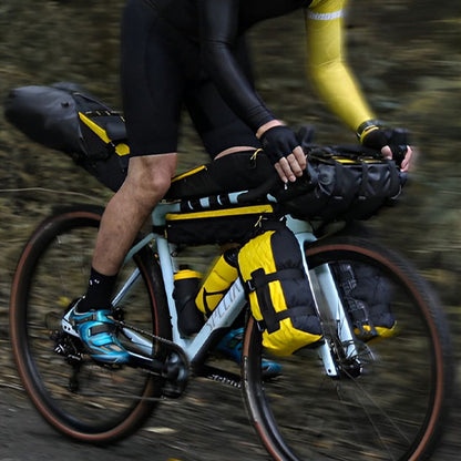 Cycliste allant a toute vitesse sur velo route avec sacoche velo sur fourches et cadres