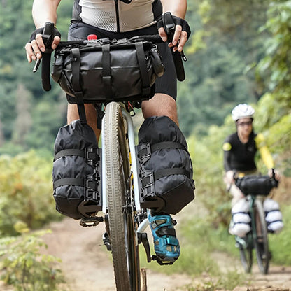 Cyclistes randonne sur velo montagne avec sacoche velo pour fourches