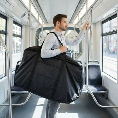 Homme transporte vélo pliant dans housse à vélo transport tramway