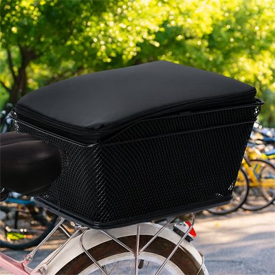 arriere de velo avec panier velo grille metallique noir avec housse noir refermable impermeable par fermeture eclair