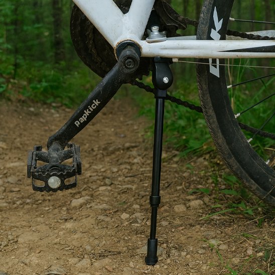 Béquille vélo simple au niveau du pédalier