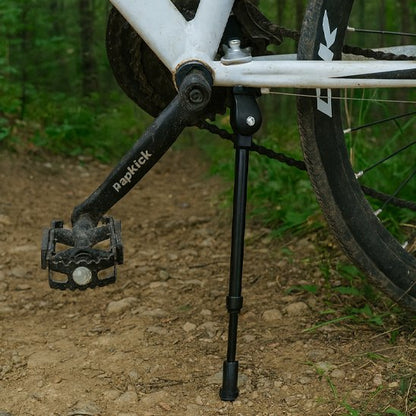 Béquille vélo simple au niveau du pédalier