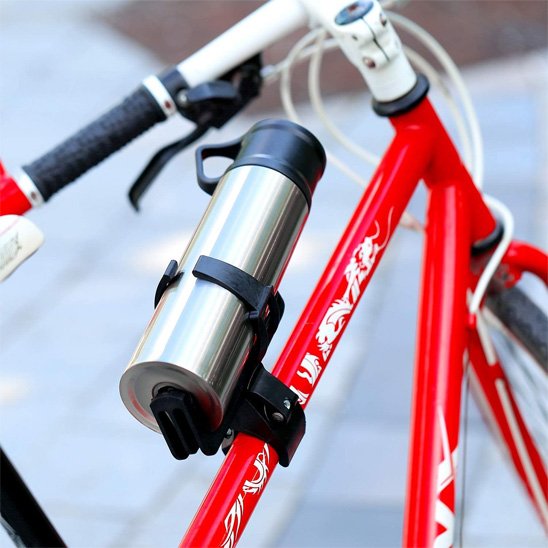 bouteille thermos dans porte bidon velo sur cadre 