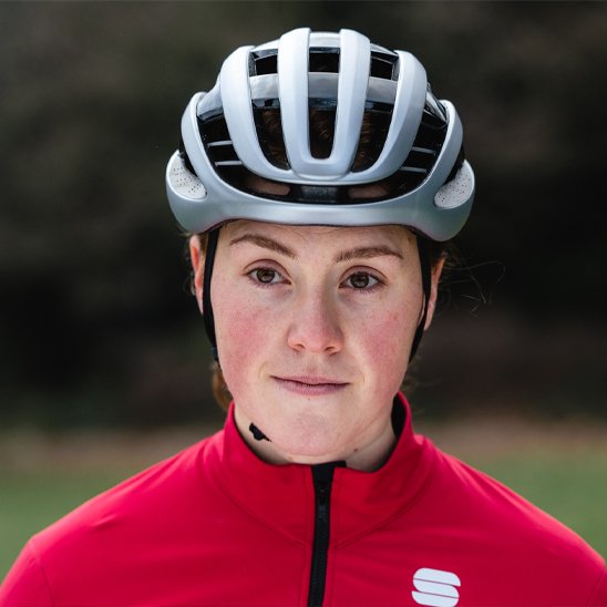 Casque vélo femme sportive vitesse