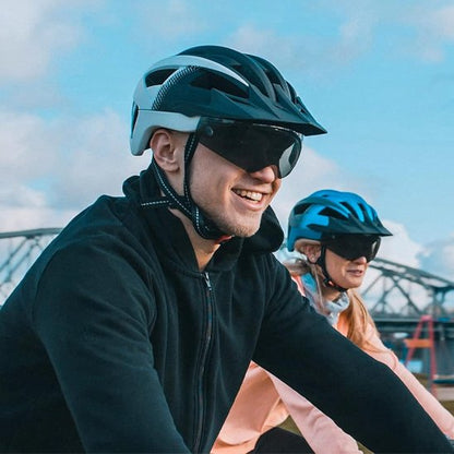 couple cycliste avec casque velo visiere polarise