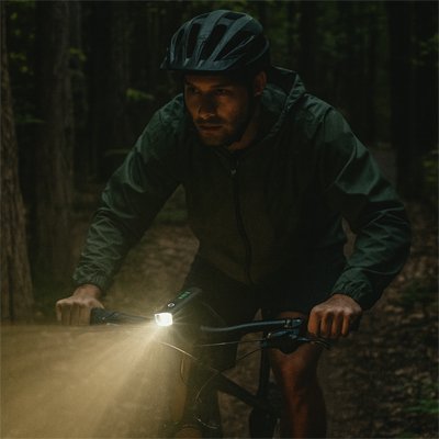 Cycliste dans noirceur en montagne avec Eclairage velo avant