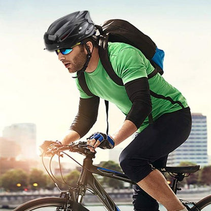 Cycliste de ville avec casque velo visiere 