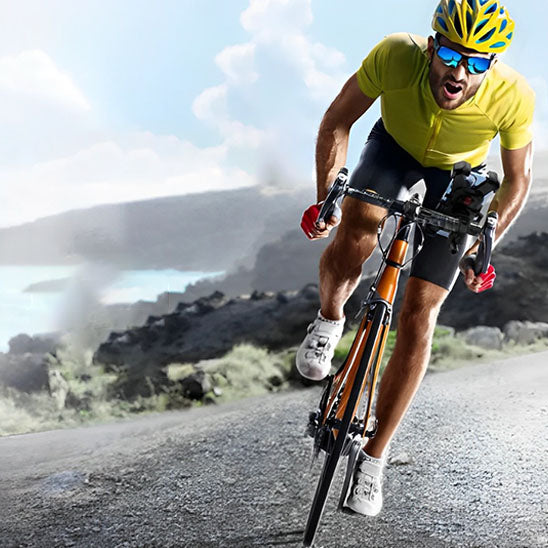 cycliste en action avec Support telephone velo