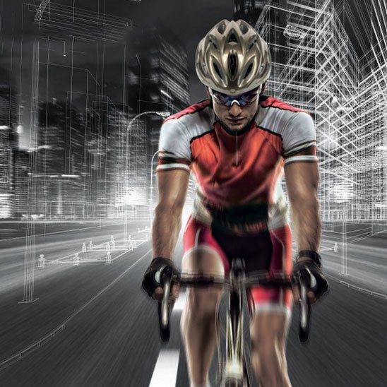 Cycliste nocturne avec casque velo visiere 