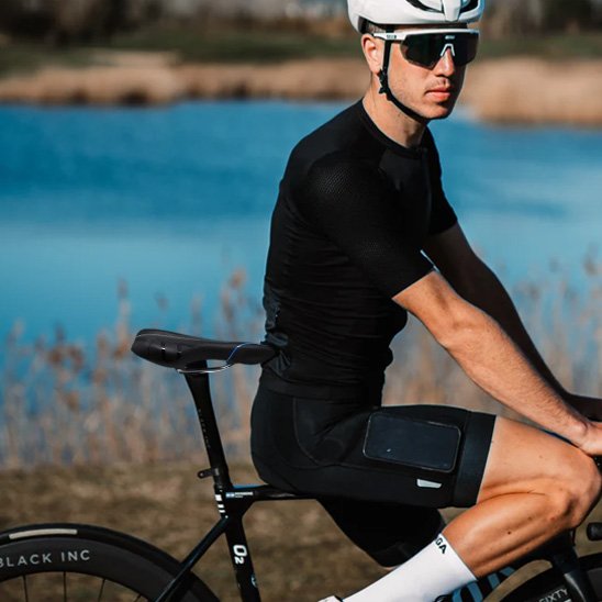 Cycliste sur bicyclette devant selle velo confort
