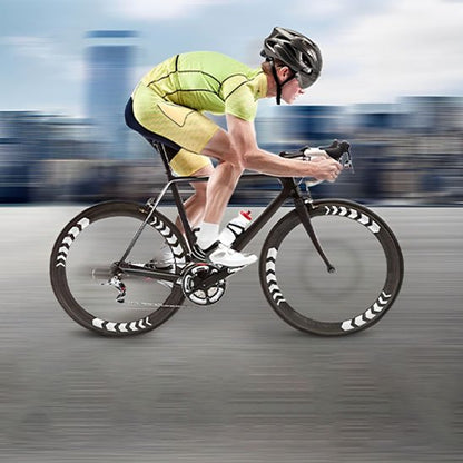 Cycliste sur route avec casque velo visiere 