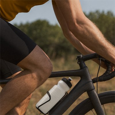 cycliste sur velo vitesse avec porte bouteille