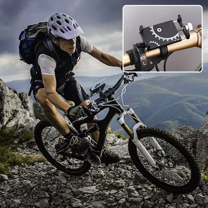 cycliste avec casque et sac a dos sur velo tout terrain en montagne rocheuse avec mobile sur porte telephone pour velo