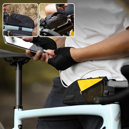 cycliste debout tenant telephone devant velo avec sac velo contenant chargeur telephone