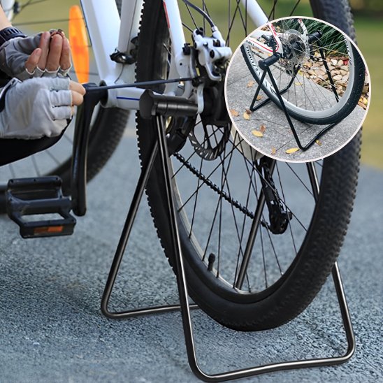 cycliste qui fait entretien de velo sur support rack a velo exterieur sur pave asphalte
