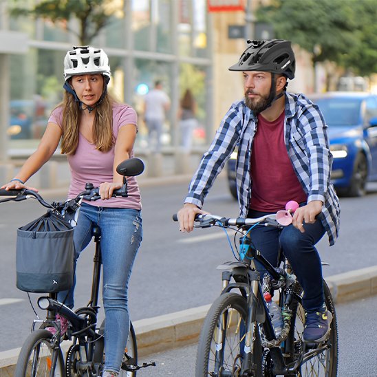 Cyclistes avec casques velo route