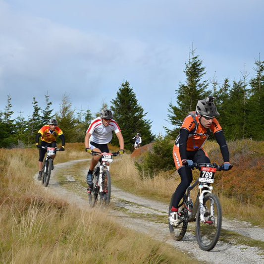 Cyclistes en vtt avec casque pour filmer enregistrement